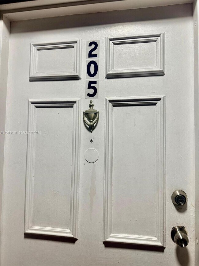 Building Photo - 1340 W 41st St