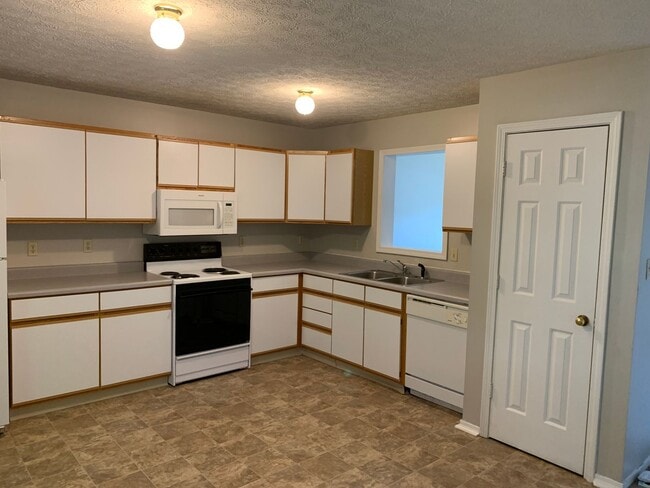 Building Photo - 3 bedroom, Spacious Townhouse: The Willows!
