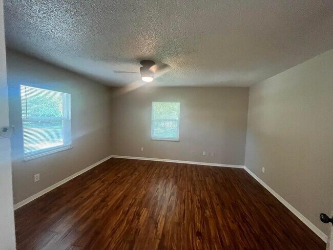 Building Photo - 115 36th Ct