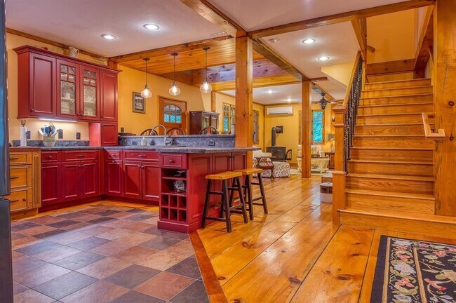 Building Photo - 34 Mirror Lake Dr