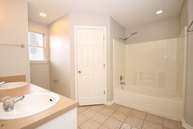 Building Photo - Spacious 3/2 Brick Home with Screened Porc...