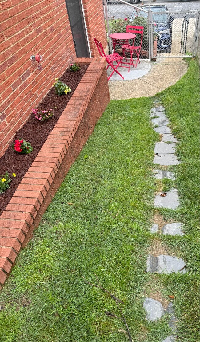 Building Photo - 914 Daleview Dr