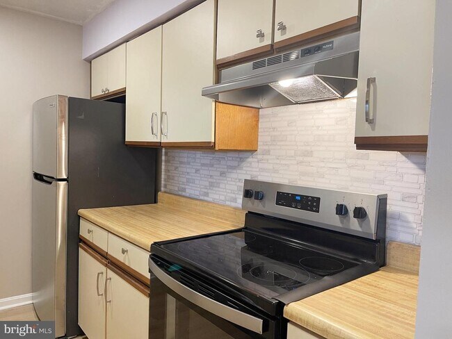 Building Photo - 1603 Carriage House Terrace