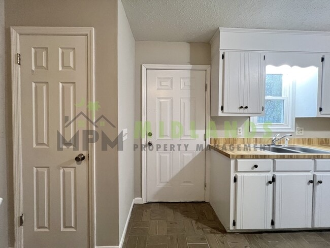 Building Photo - 204 S Cromwell St