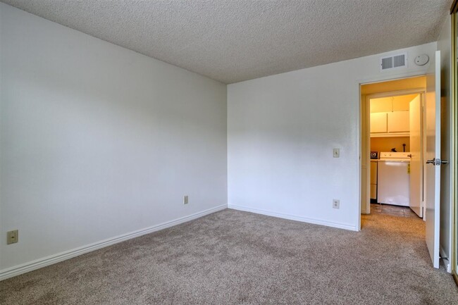 Building Photo - 8555 S Fairmount Dr