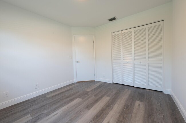 Building Photo - 10651 Buttonwood Lake Dr