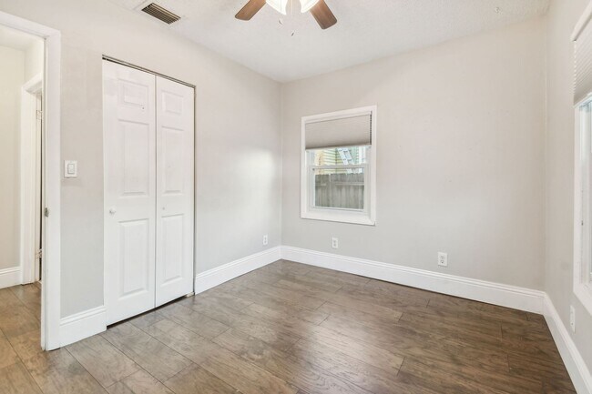 Building Photo - Charming 3 bed 2 bath North Kenwood home w...
