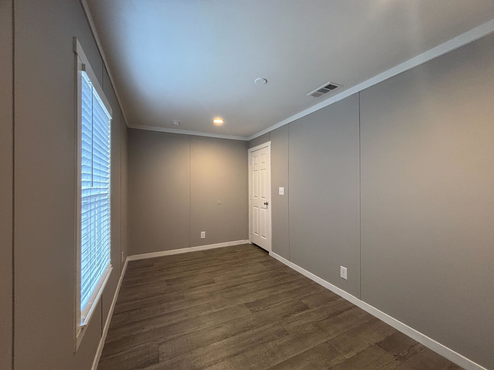 Building Photo - 116 E Semands St