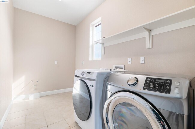 Building Photo - 967 Dainty Ave