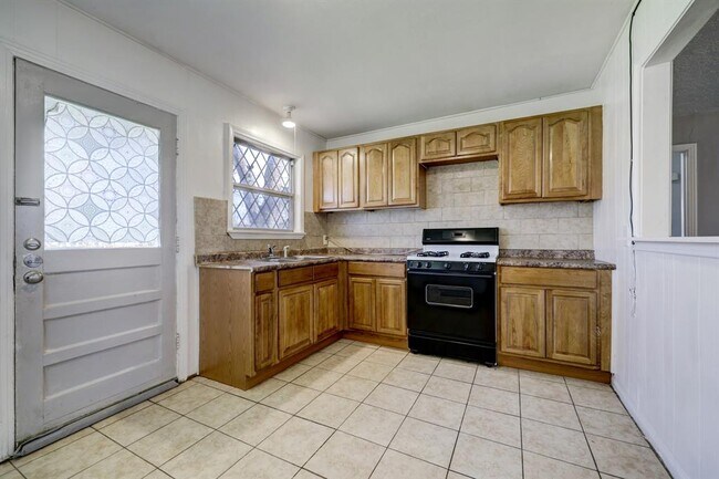 Building Photo - 5505 Nightingale Dr