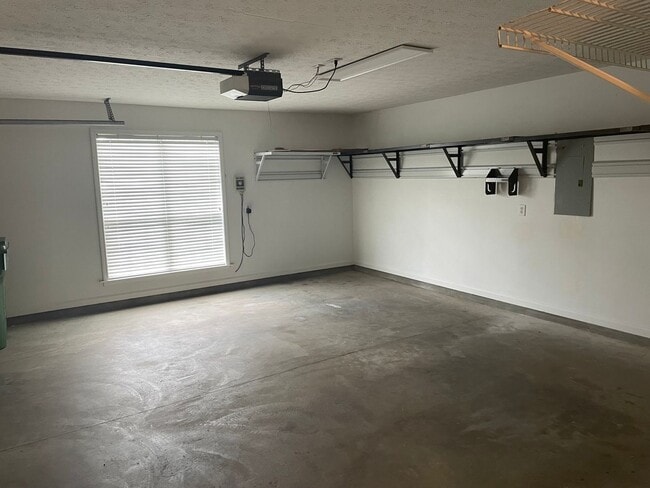 Building Photo - ** 3 Bed 2 Bath Located across from AUM **...