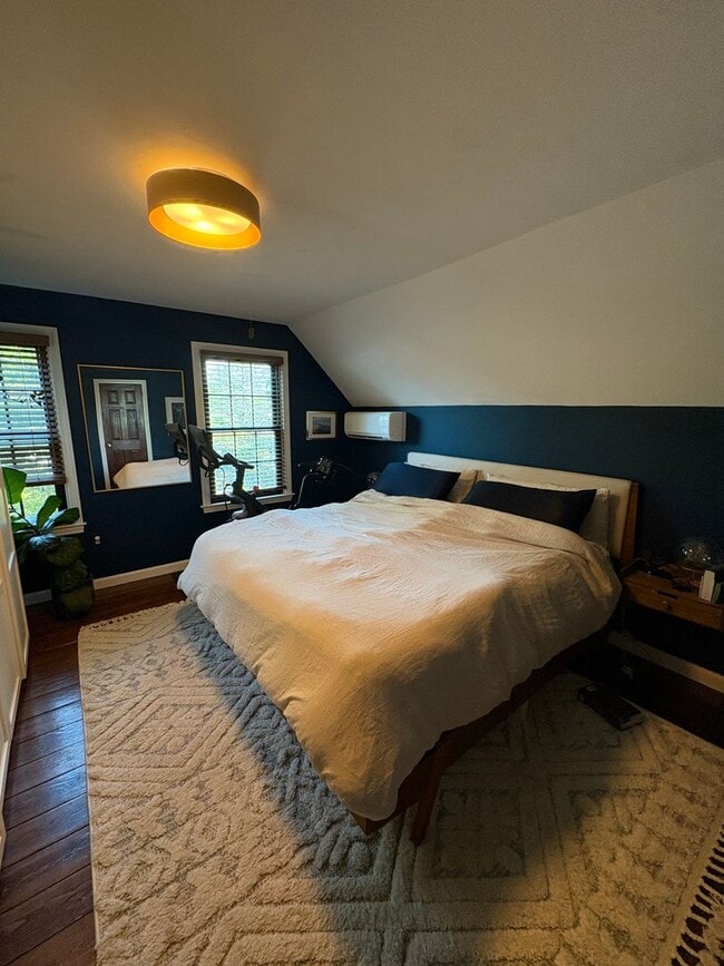 Building Photo - Cozy 3-Bedroom 1.5 -Bathroom Home with Fen...