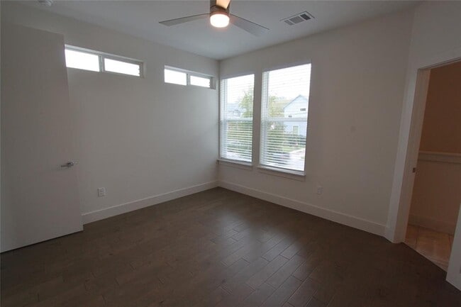 Building Photo - 1204 Cometa St