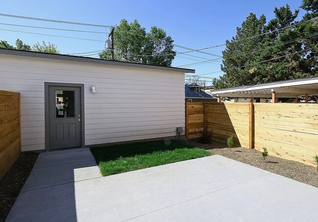 Building Photo - 2805 W Pleasanton Ave