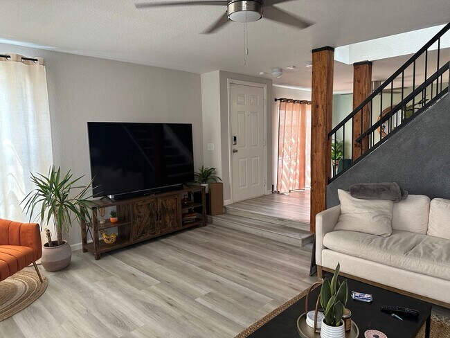 Building Photo - Fully Furnished Three Bedroom Spring Valle...