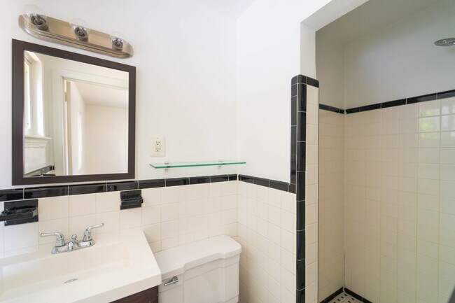 Building Photo - 50's Rambler with 5 BR & 3 BA in One of the Best Locations in Arlington