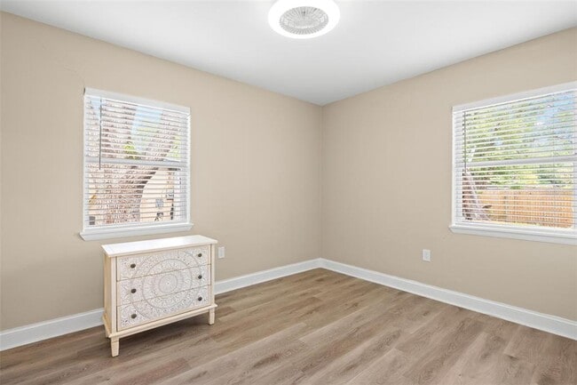 Building Photo - 611 Pinewood Dr