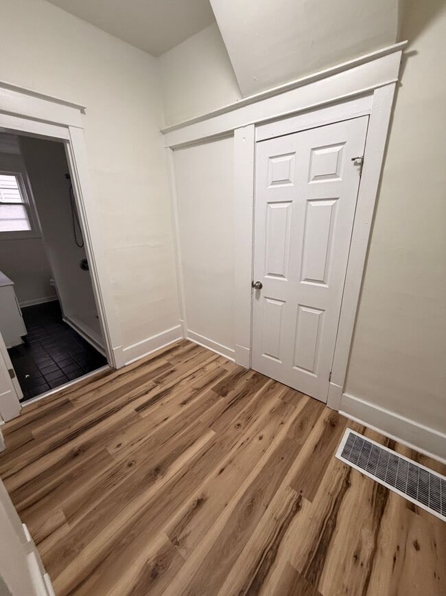 Building Photo - 1813 W Gaulbert Ave