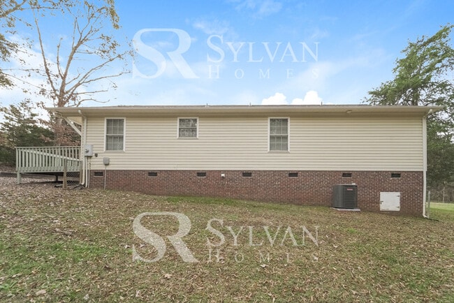 Building Photo - This charming home is move-in ready