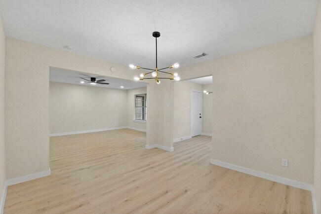 Building Photo - 2322 Aprilmont Dr