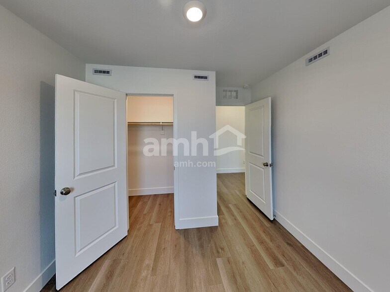 Building Photo - 5863 Vaes Dothrak St