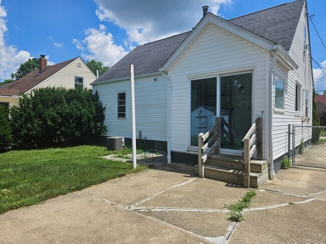 Building Photo - Charming 3-Bedroom Home with Private Yard ...