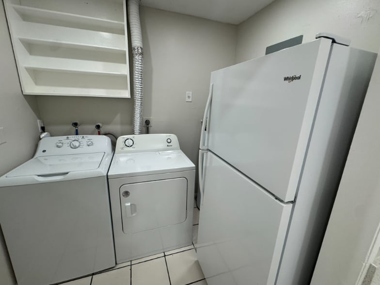 Building Photo - 933 SW 16th Pl