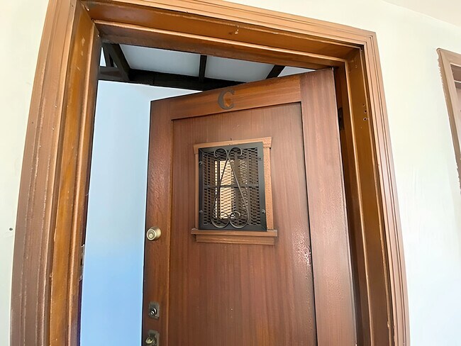 Building Photo - 920 N Hoover St