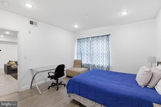 Building Photo - 925 N Broad St