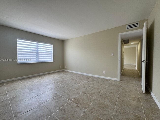 Building Photo - 401 Golden Isles Dr