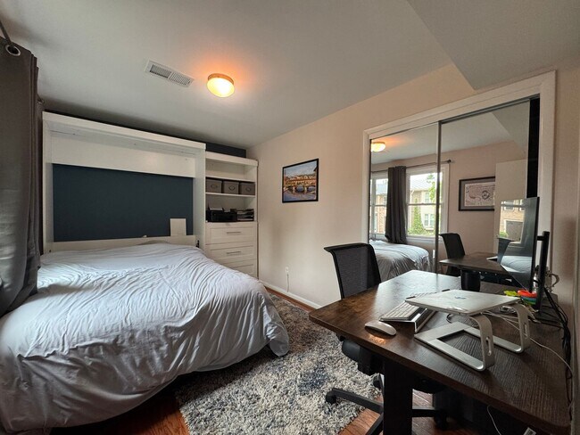 Building Photo - Refreshing 4 Bed 2/2 Bath End Unit Townhom...