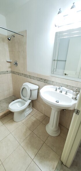 Building Photo - 1379 Summit Run Cir