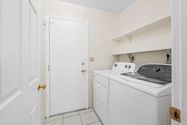 Building Photo - 2039 Village Wood Rd