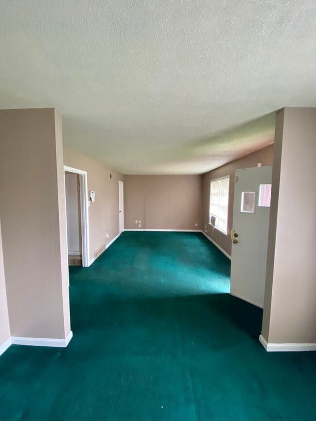 Building Photo - Nice Home & New Carpet Going In Soon