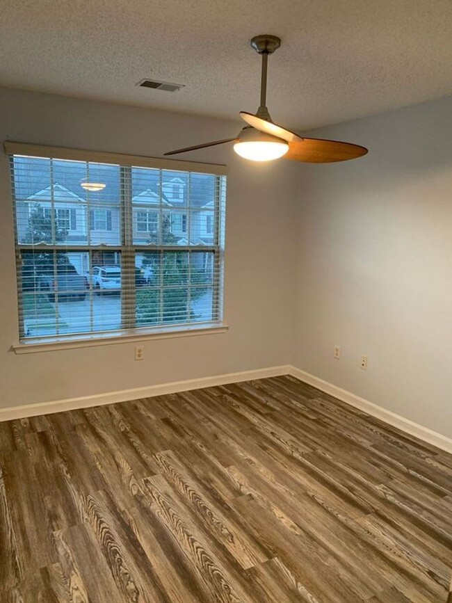 Building Photo - Townhome in LIVE OAK! MOVE IN READY NOW!!