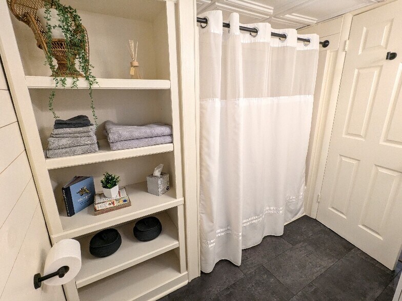 Building Photo - 564 Walton Ave