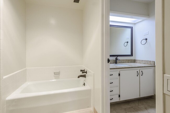 Building Photo - Gorgeous 2 Bed / 2 Bath Top Floor Condo wi...