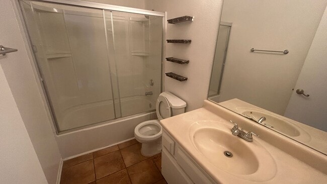 Building Photo - Spacious 3 Bedroom Condo for Rent in Colton