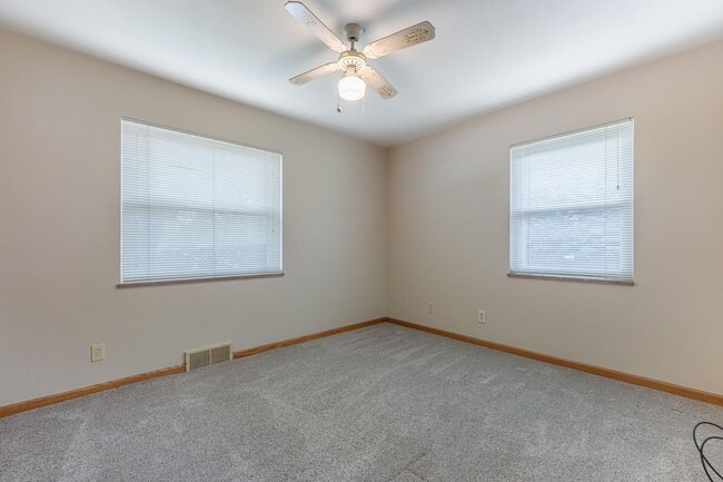 Building Photo - 1822 W Schantz Ave