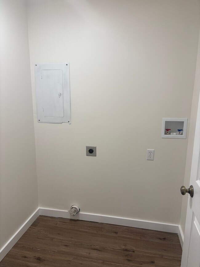 Building Photo - Newly remodeled house available now!