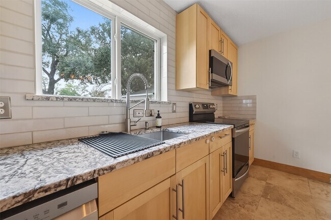 Building Photo - 16117 Singapore Ln