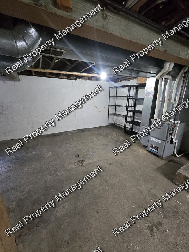 Building Photo - Fantastic 1 Bedroom Apartment