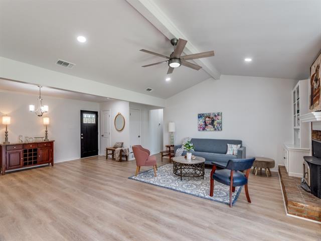 Building Photo - 2310 Oakwood Ln