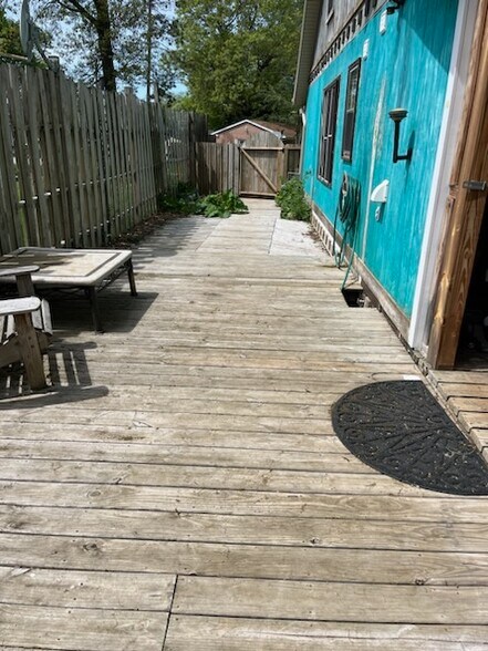 Wrap around decks and screened in porch - 10426 Vistula Rd