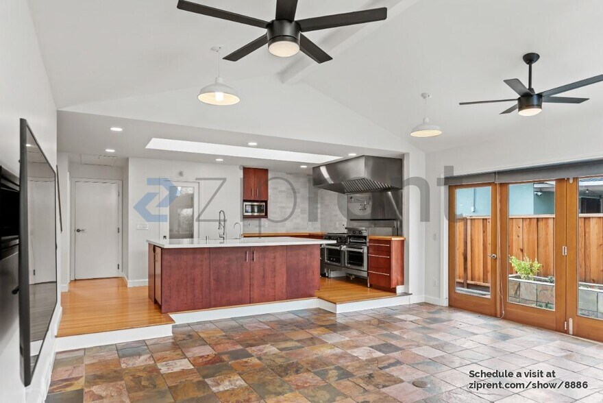 Building Photo - 475 Roading Dr