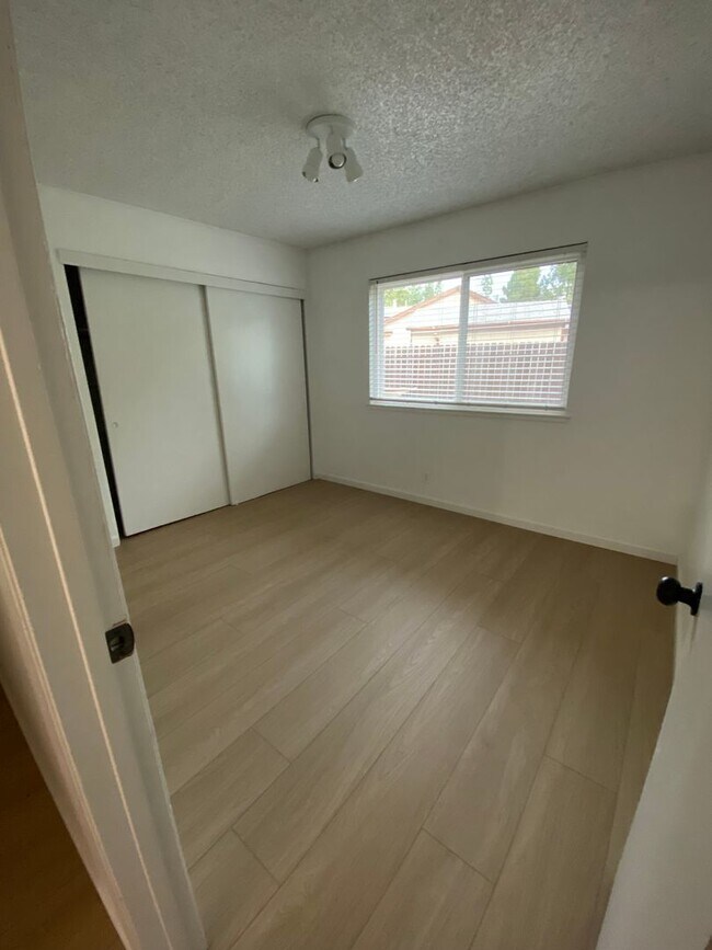 Building Photo - Available NOW - Cute 3 Bed 2 bath home in ...