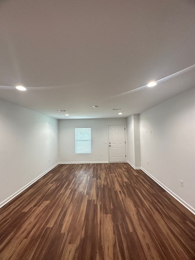 Building Photo - 219 Charleston Dr