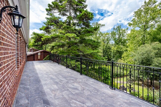 Building Photo - Historic Highland Road Beauty with Bayou V...