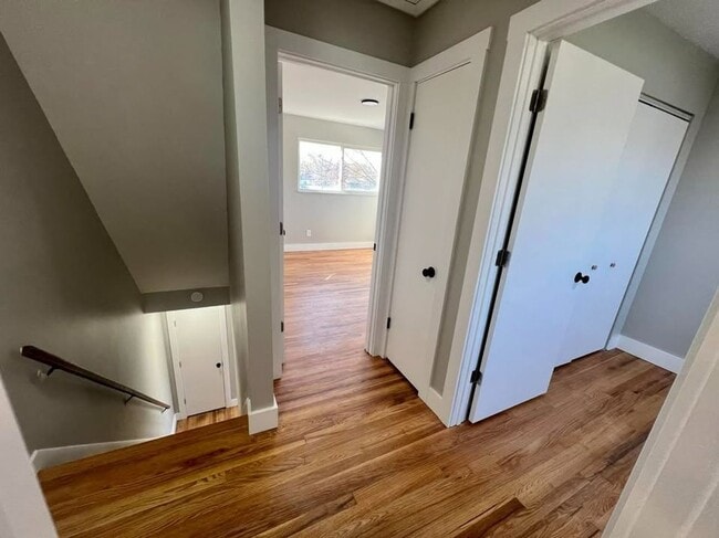 Building Photo - Charming, updated 2bdrm/1bth with full basement