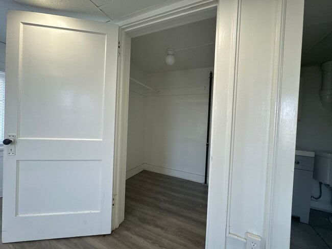 Building Photo - Spacious Rooftop Studio Efficiency with Galley Kitchen